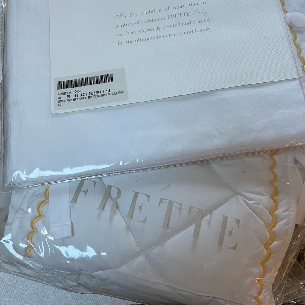 Frette Baby 2 piece set bumper and bed skirt